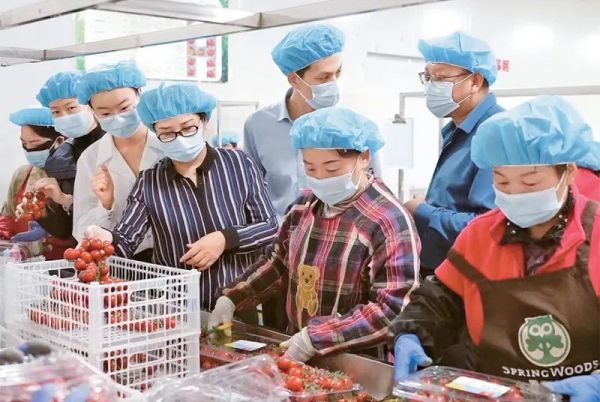 坚持用党的理论武装党员干部职工,严格落实党建联系群众工作