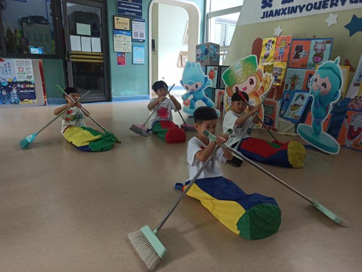 杭州一群萌娃来了场“超级变变变”，老师也忍不住“凡尔赛”了一把