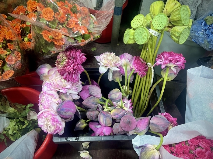 济南人的“夏日专属浪漫”!淡雅荷花手捧花走俏市场