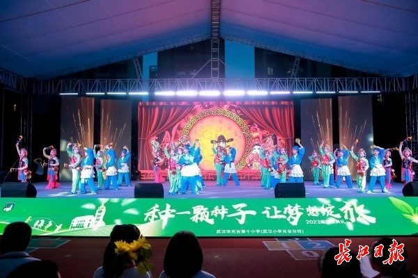 两本书，他们收到学校准备了六年的毕业礼物