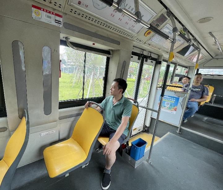 心愿值班室③丨如约公交接驳“家门口”和地铁口，方便村民出行