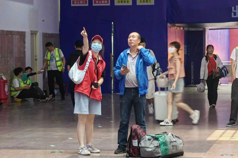 图话丨服务旅客超60万人，太原站“志愿红”活跃在暑运一线