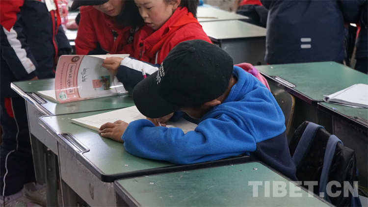 春日的洛隆县第一小学