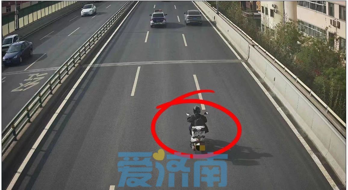 济南交警严查摩托车上城市快速路,济南交警经十路查摩托车