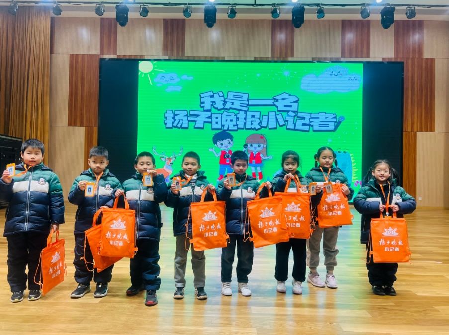 南京大学记者去采访,记者走进学校采访新闻