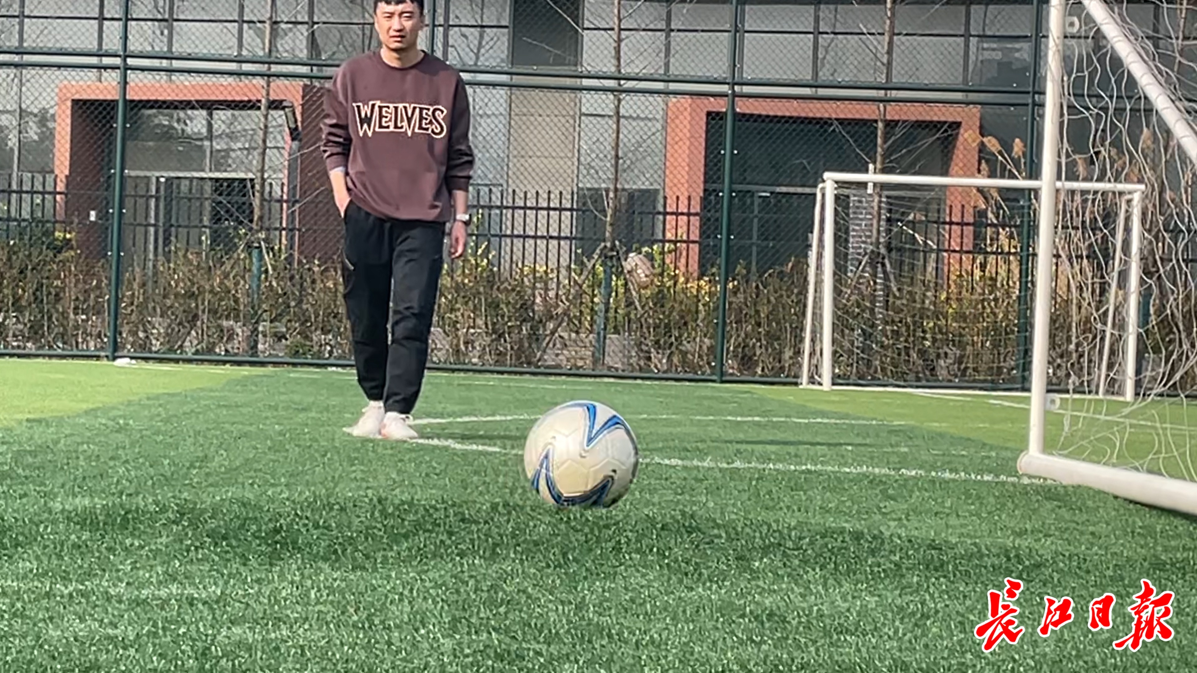 落差10厘米！建成不到2年，社区足球场成了“越野场”