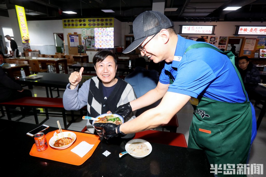 青岛正宗西安凉皮,西安小伙蒸凉皮