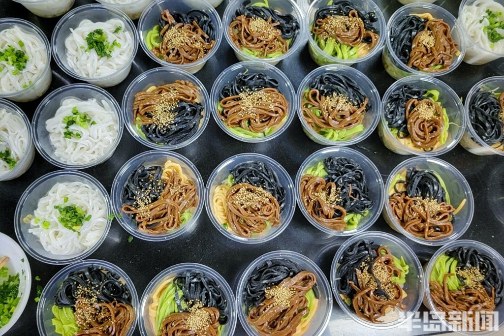 青岛正宗西安凉皮,西安小伙蒸凉皮