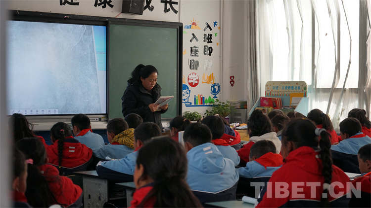 春日的洛隆县第一小学