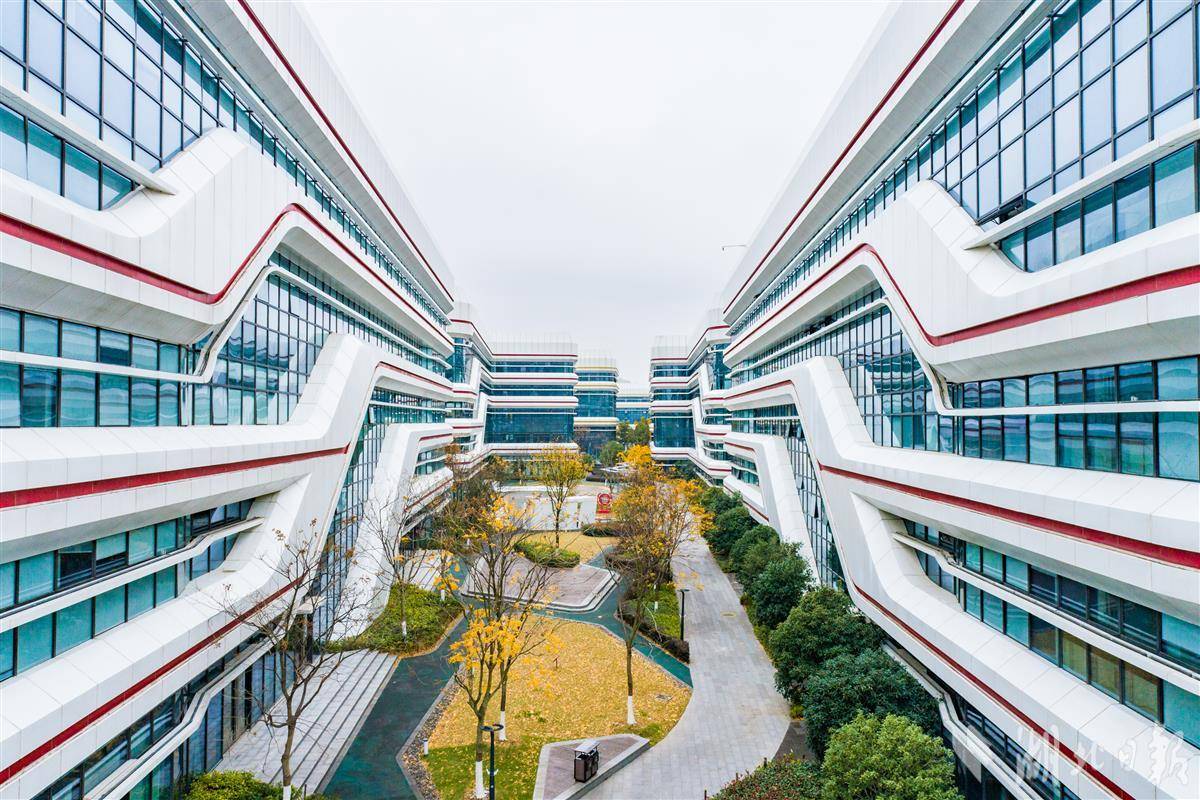 深入推进产业集聚区腾笼换鸟,推动低效企业用地腾笼换鸟