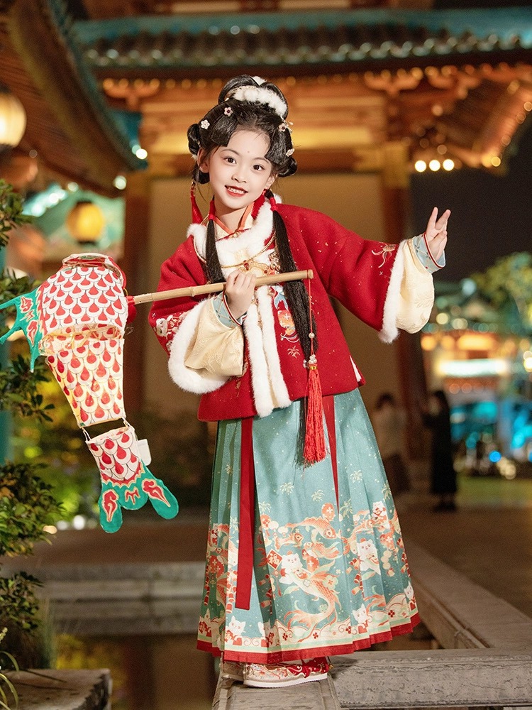 “新春战袍”销售额超过3亿元，汉服款式这么多，为什么只有马面裙爆火出圈？