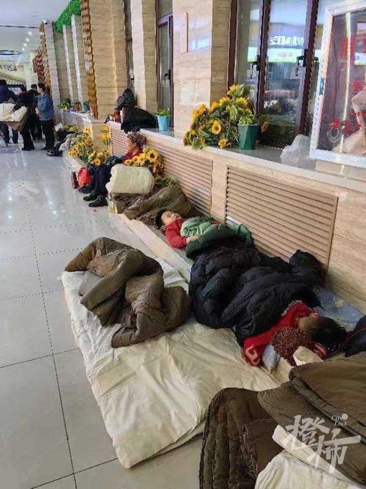 *疆新**旅游遭遇“风吹雪”！近千人在服务区打地铺过夜，上海姑娘向橙柿讲述被困沙漠腹地经历……