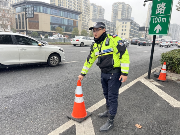 杭州突降暴雨道路积水事件,暴雨里的金毛