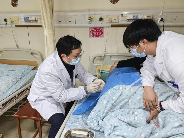 小孩子腿上有斑点怎么回事,小孩腿上有少许紫色斑点严重吗