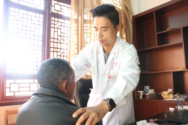 用热情耐心的态度对待每一位患者——记杨勇个人事迹